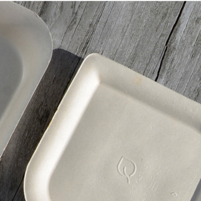 Bagassilautanen harmaalla puupöydällä