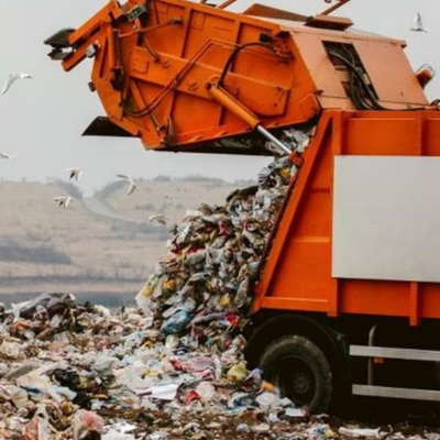 Kaatopaikka, johon roska-auto kaataa lisää roskia