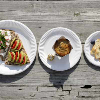 Kolme erikokoista paperilautasta vierekkäin