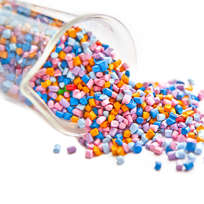 Muovihelmiä kaadetaan purkista