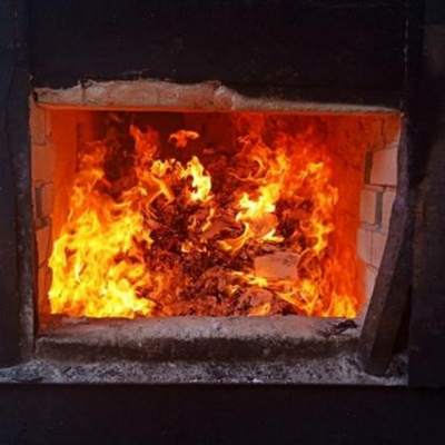 Kuva uunista, jossa roihuaa tuli