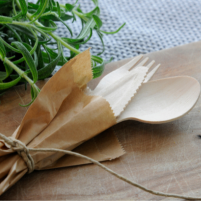 Puiset aterimet paperikääreessä